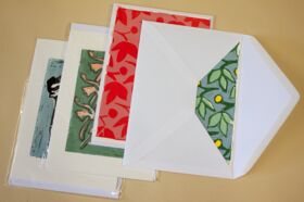 Vier Geschenkkarten sind zu sehen, eine steckt in einem Umschlag